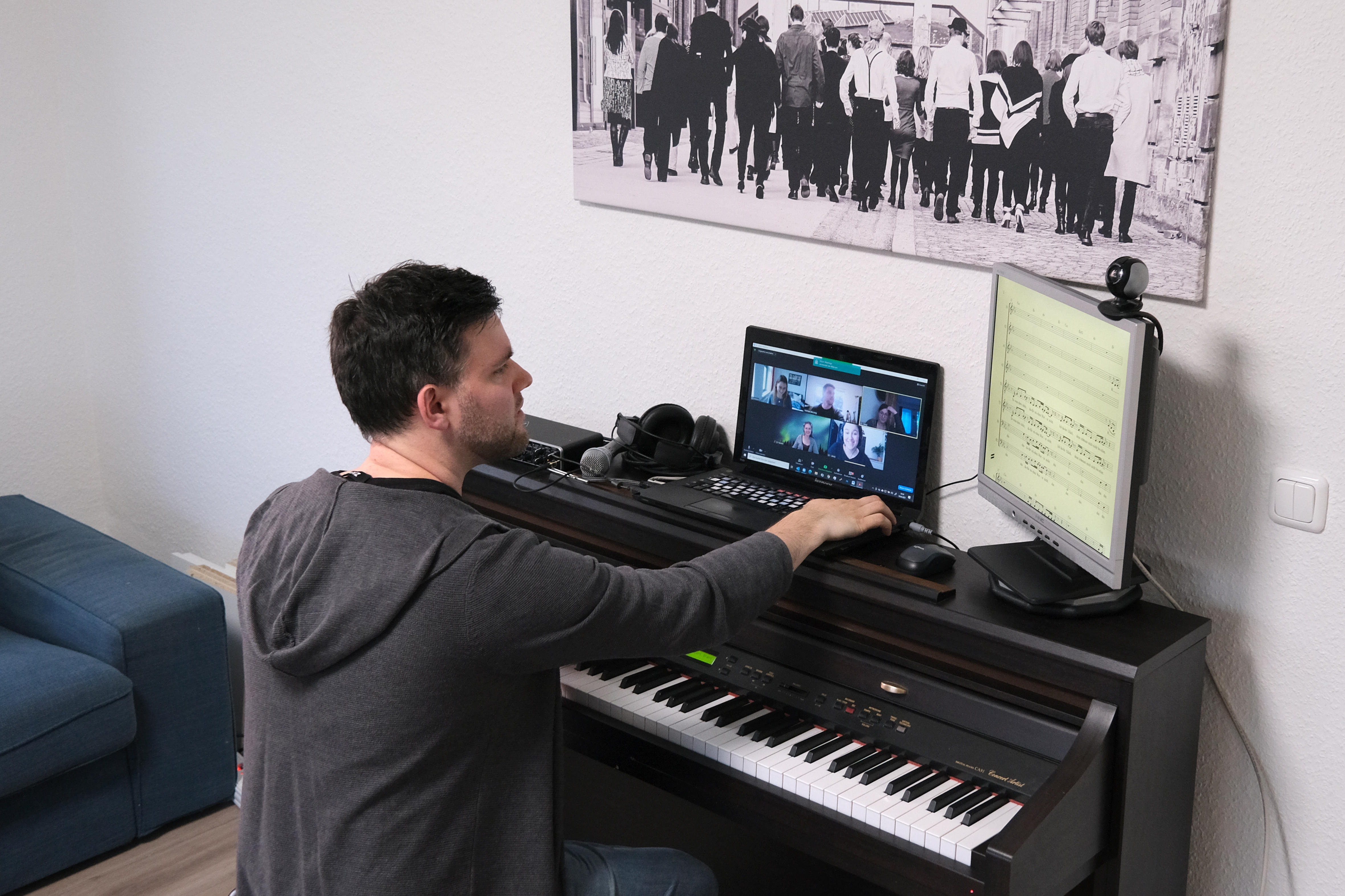 Der Chorleiter des Jazzchors, Michael Blessing sitzt